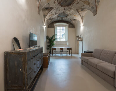 Beautiful Apartment With Frescoes